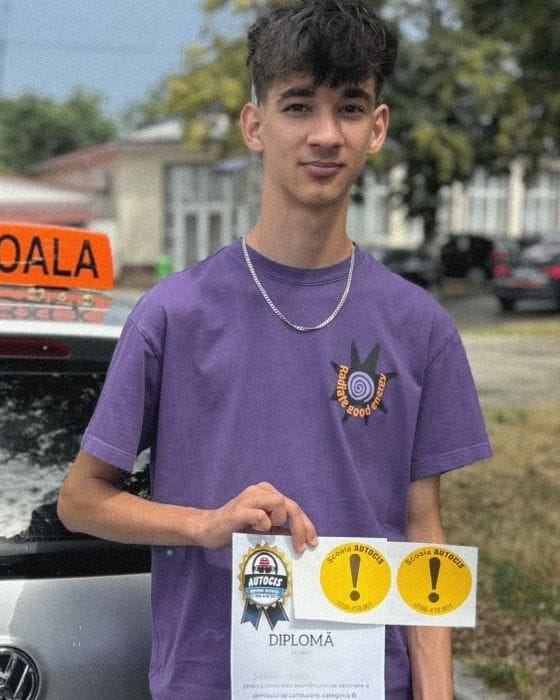 Absolvent al Școlii de șoferi Autocis cu diploma de merit și cele două semne de începător, lângă Volkswagen Golf GL 39 CIS, cu cutiile „EXAMEN” și „ȘCOALA” pe plafon